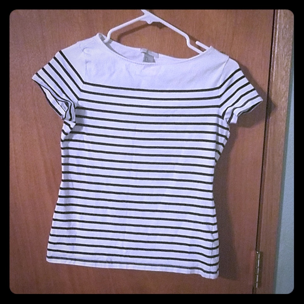 Black and white short sleeve shirt